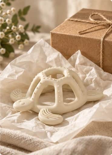 Turtli Beißring in einer Geschenk-Inszenierung
